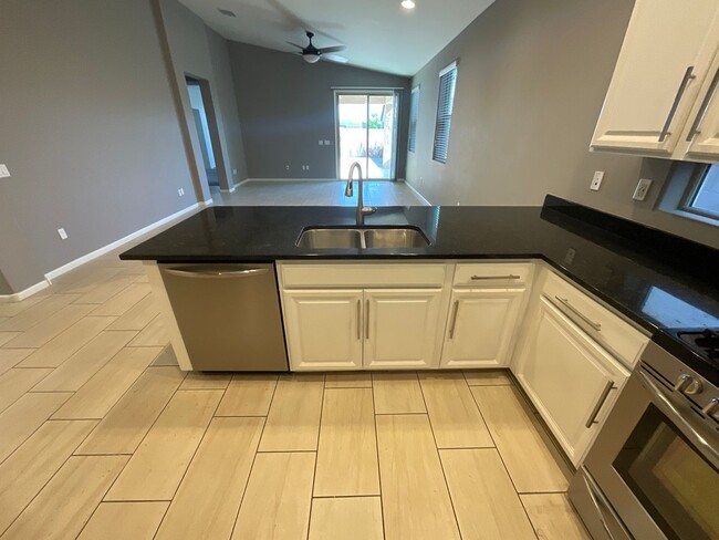 Building Photo - Vail School District hard to find 5 bedroo...