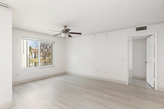 Building Photo - 810 Villa Cir