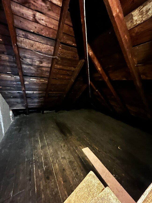 Building Photo - 3 bedroom, 1 bath, 2 story half double house