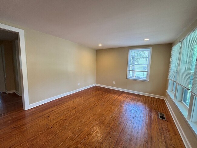 Building Photo - Available 9/1! Newly Renovated in Downtown...