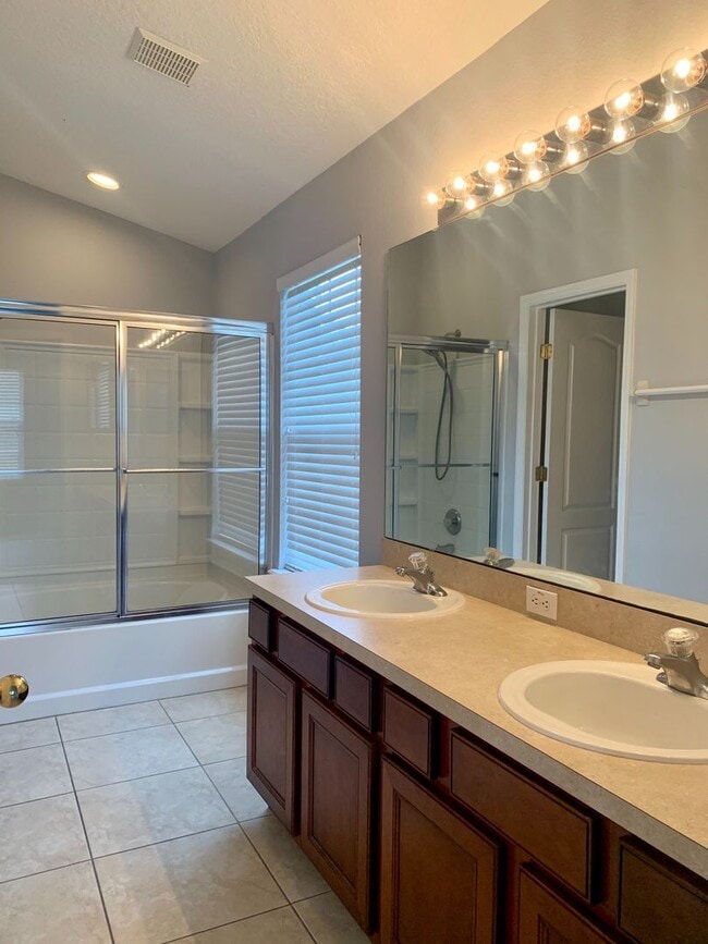 Building Photo - Spacious 2 bedroom/2 bath Condo with 1 car...