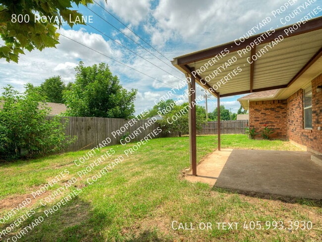 Building Photo - 800 Royal Ln