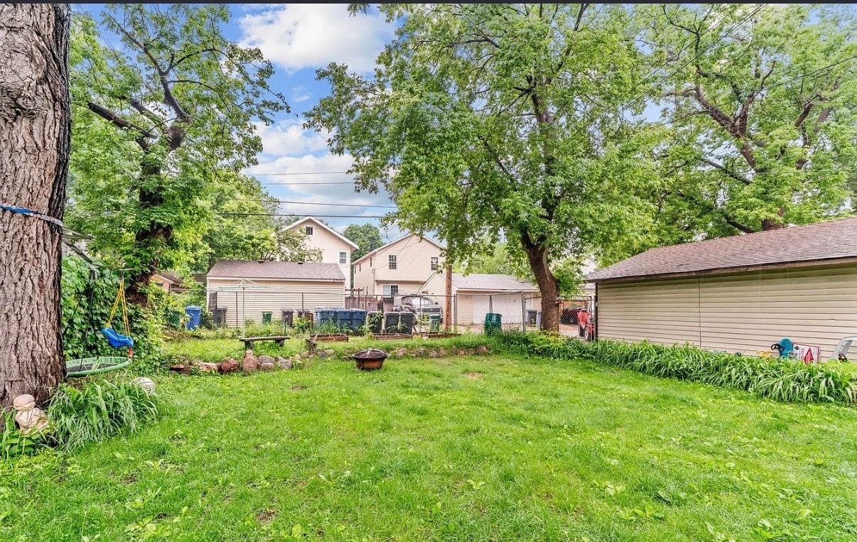 Shared fenced in back yard - 3714 Stevens Ave