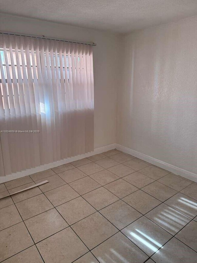 Building Photo - 120 Royal Palm Rd