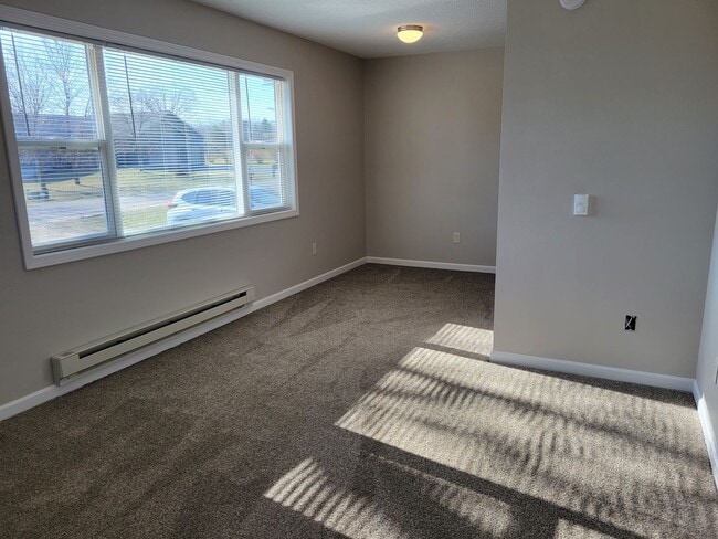 Building Photo - 1 Bedroom Triplex Unit