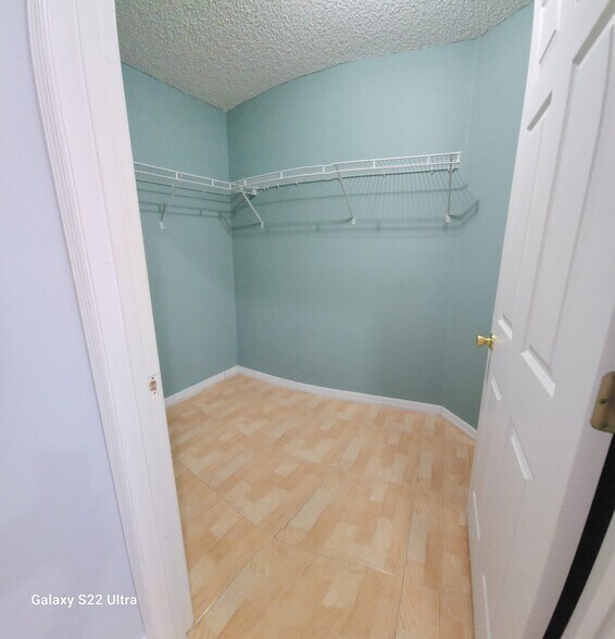 Walking closet - 202 Bramley Ct