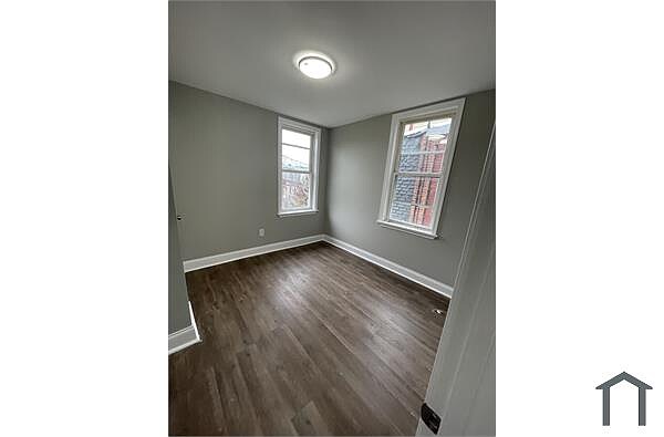 Building Photo - 5 Bedrooms 2 Bathrooms