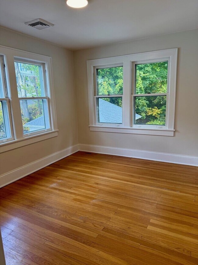 Building Photo - 302 Hasbrouck Ave
