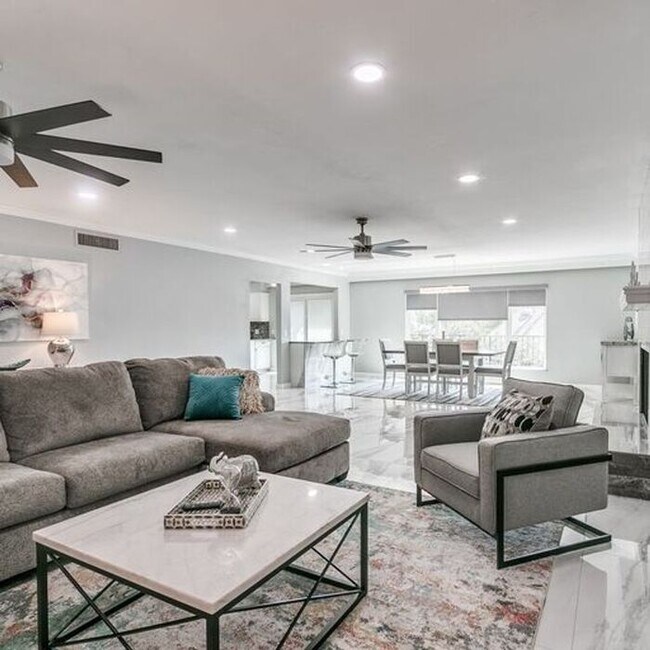Building Photo - Remodeled - Beautiful Duplex - Great Locat...