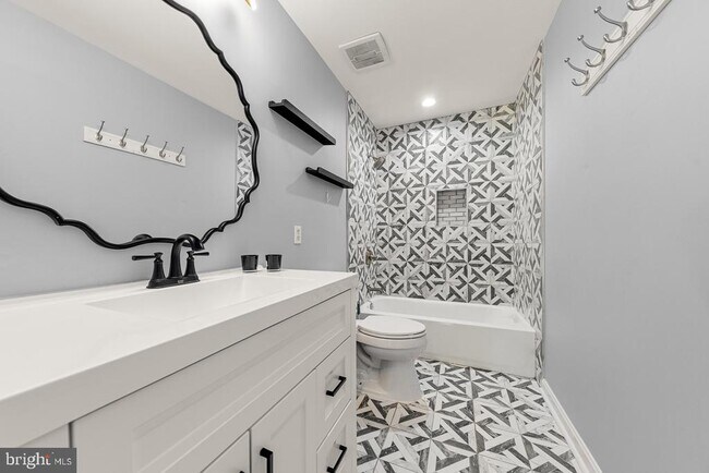 Building Photo - 9201 Golf Ct