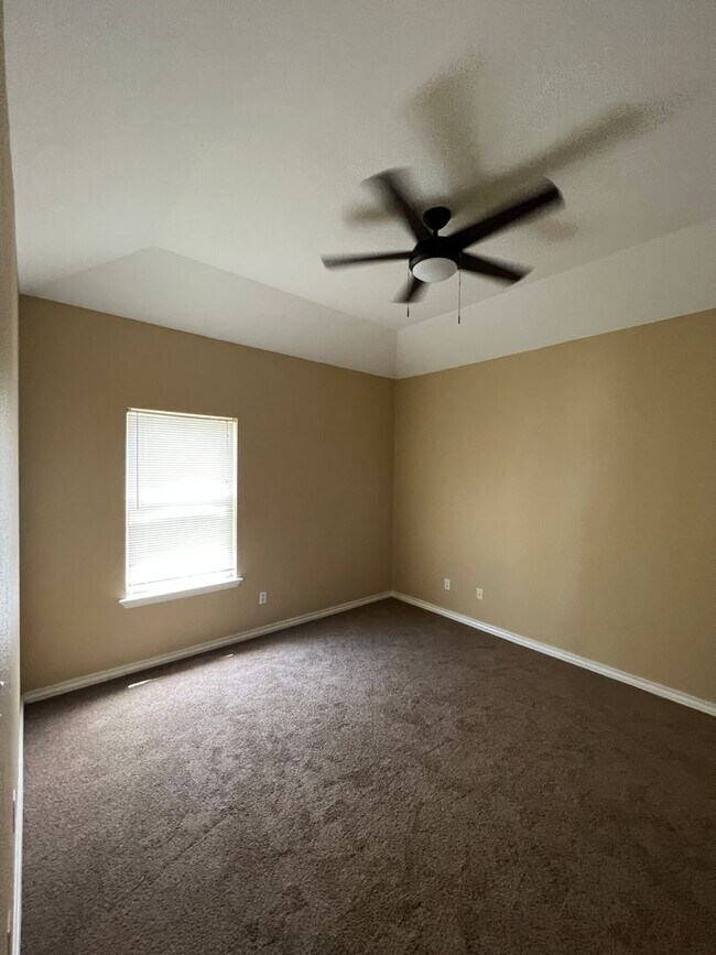 Building Photo - Great location