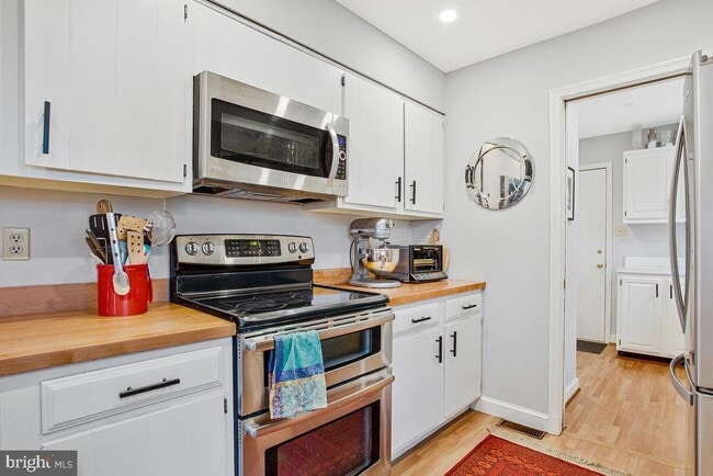 Building Photo - 15805 Wayne Ave