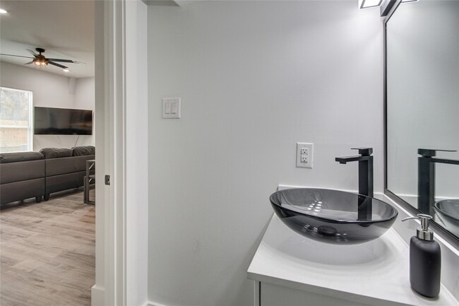 Building Photo - 9305 Tower St