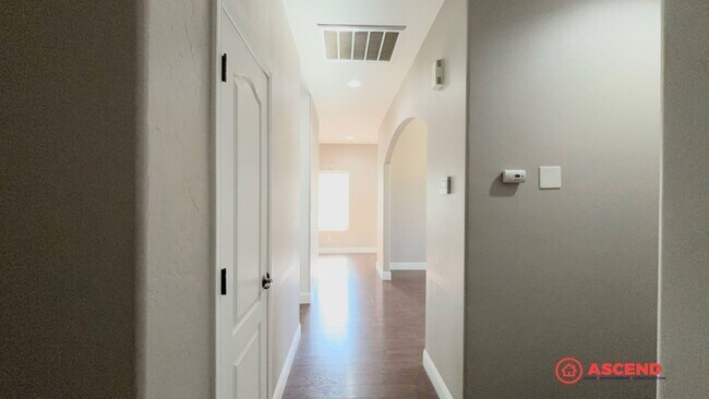 Building Photo - Stunning 3 Bedroom Home In Rosedale!