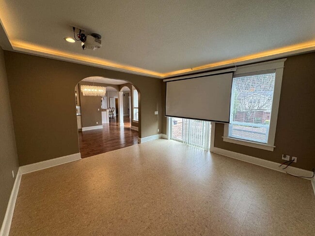 Building Photo - Milwaukie 4-Bedroom Home on Corner Lot, Spacious, A/C