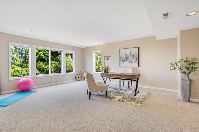 Building Photo - 9610 SE 7th St