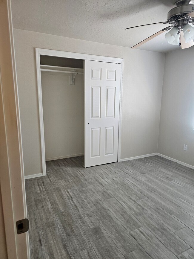 Building Photo - Great 3/2 in NE Phoenix with brand new flo...