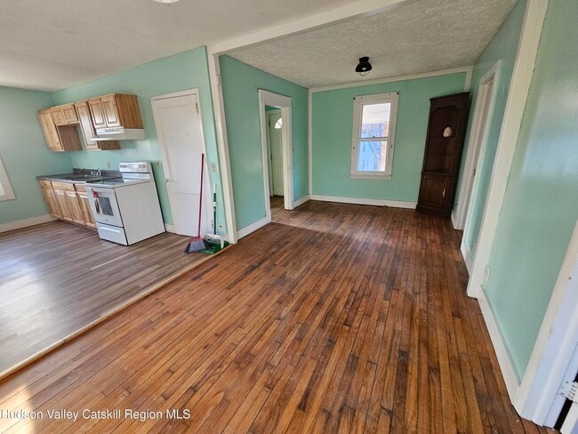 Building Photo - 8 Freehold Mills Dr