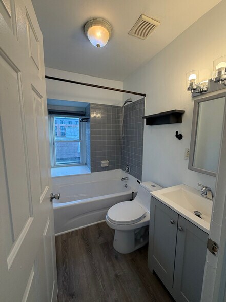 Building Photo - 444 Bridge St