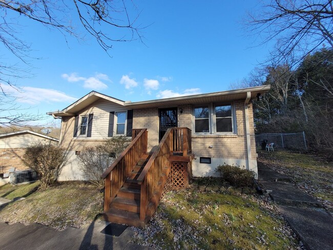 Building Photo - Excellent 3 Bedroom Home Minutes from Down...