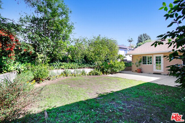 Building Photo - 2623 S Beverly Dr
