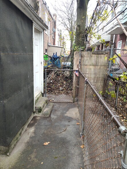 Building Photo - 4320 N Darien St