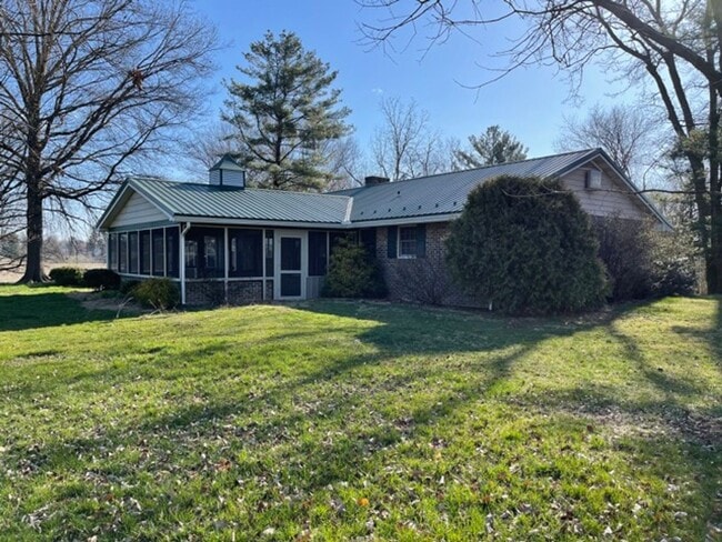 Building Photo - 735 E King St