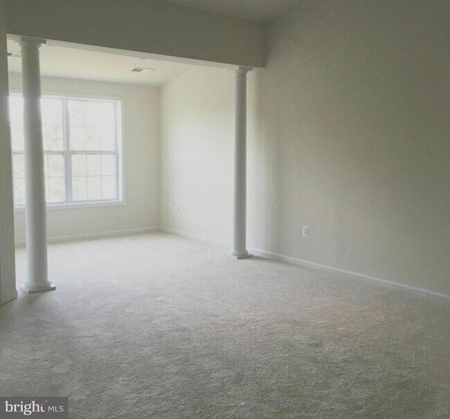 Building Photo - 42850 Edgegrove Heights Terrace