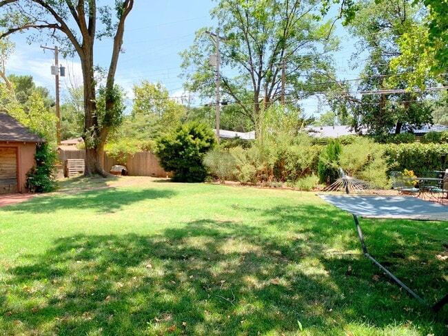 Building Photo - Beautiful 3-Bedroom Home with Natural Ligh...