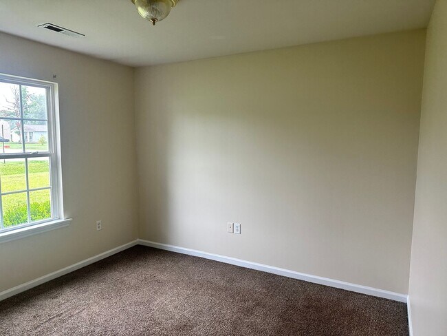 Building Photo - 2215 Cotton Dr