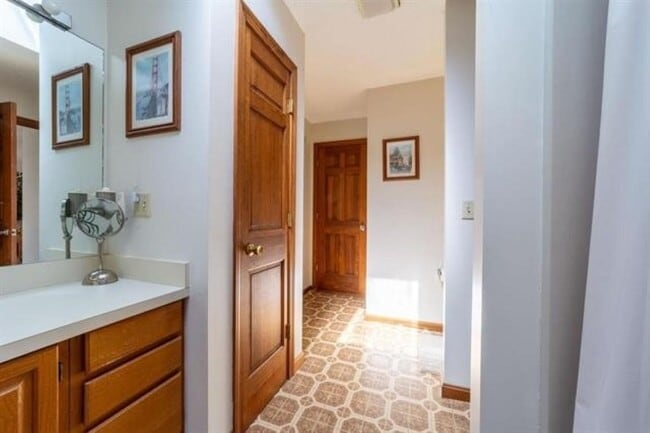 Building Photo - 15 Manor Estates Dr