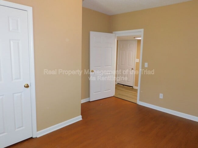 Building Photo - 164 Riverside Dr