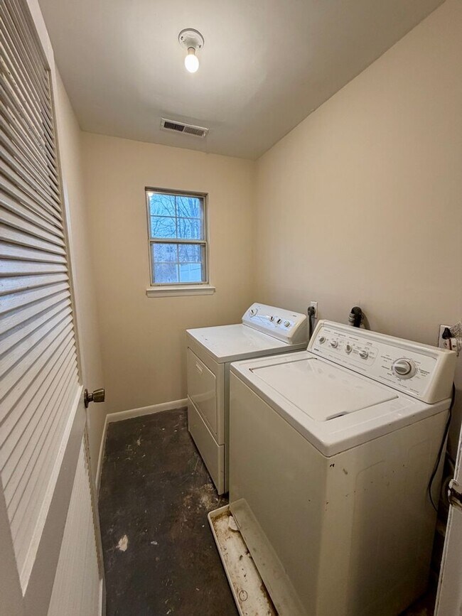 Building Photo - Welcome to White Chapel!