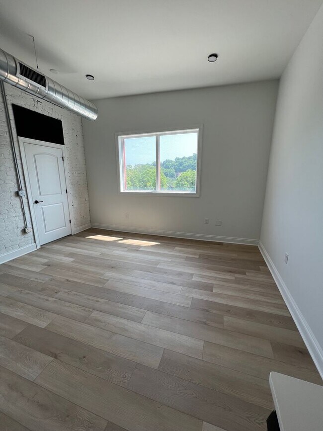 Building Photo - Amazing VIEWS! - Available May 15th
