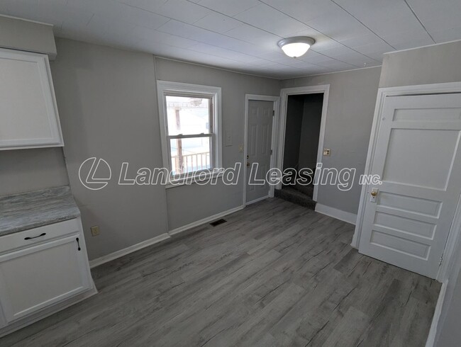 Building Photo - Nicely Updated Two-Bedroom Cape Cod with M...