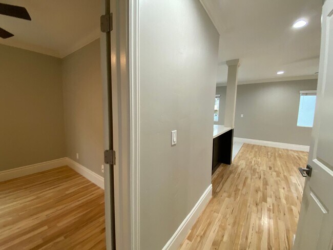 Building Photo - AC! In Unit Washer & Dryer! Reserved Onsite Parking! Downstairs Home!