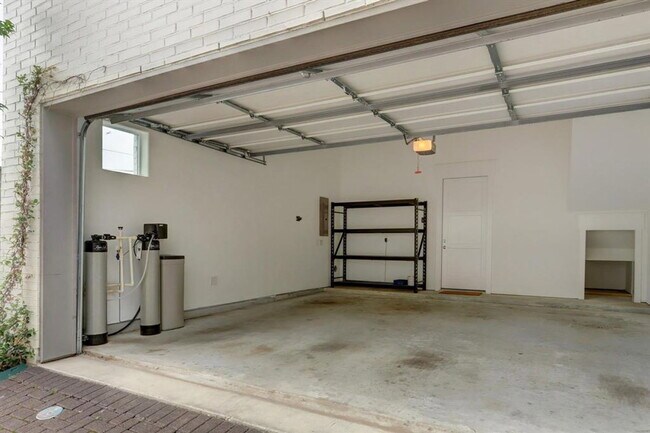 Building Photo - 1211 Hickory St