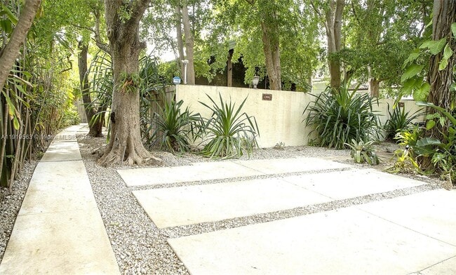 Building Photo - 3080 Allamanda St