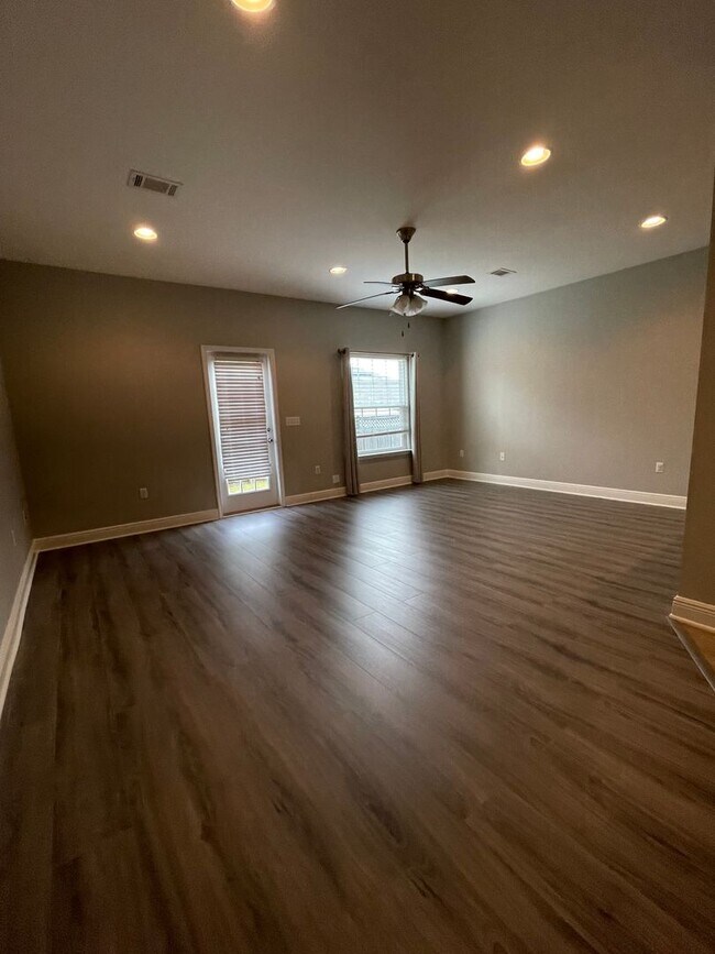 Building Photo - *** MOVE IN SPECIAL! Half OFF 1st Month's Rent!