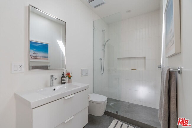 Building Photo - 5265 Dahlia Dr