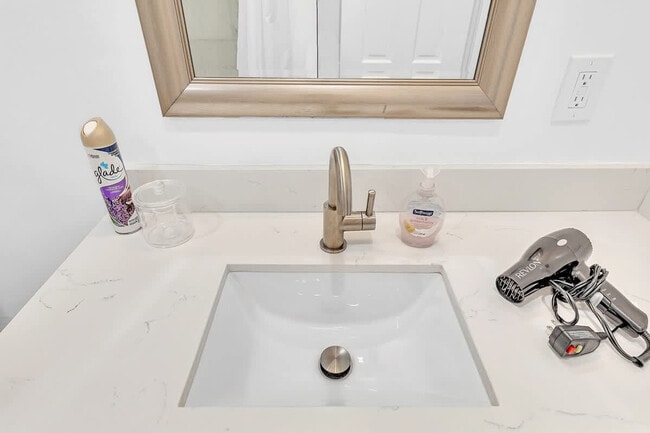 Building Photo - 1568 NE 35th St