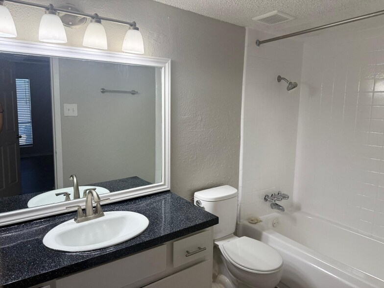 Building Photo - 3203 W Walnut Hill Ln