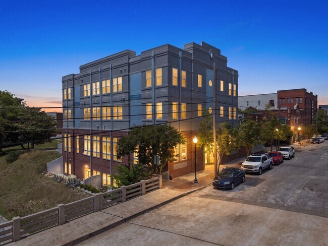 Building Photo - 619 N 4th St
