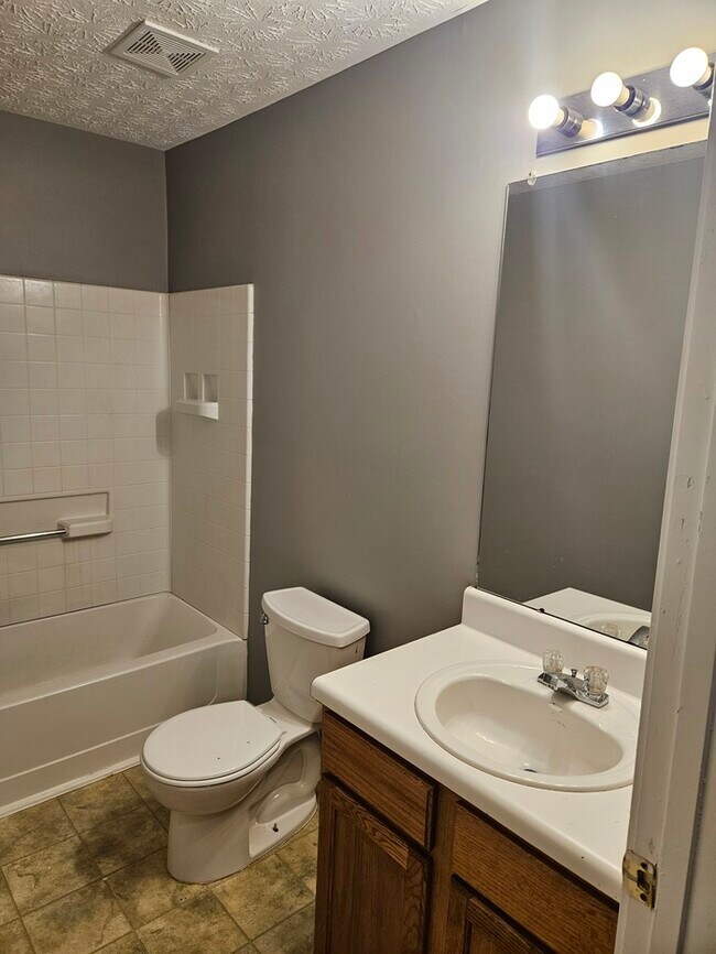 Building Photo - 3Bed 2.5 Town Home