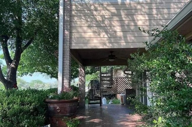 Building Photo - 3325 Sherwin Dr