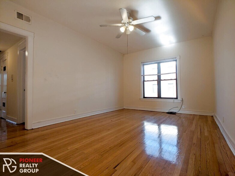 Building Photo - 822 W Waveland Ave