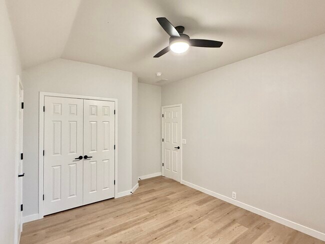 Building Photo - 2414 Thorntree Dr