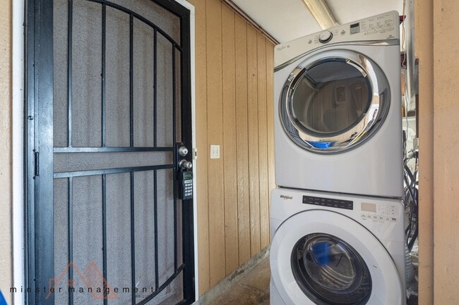 Building Photo - 1568 Kupau St