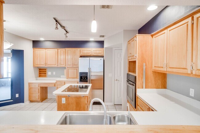 Building Photo - FOR RENT!!! STUNNING AND SPACIOUS SINGLE FAMILY HOME WITH LAKE VIEW...