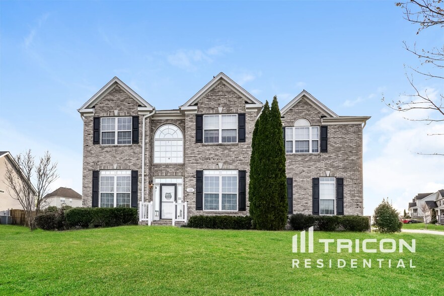 Primary Photo - 108 N Honey Locust Dr